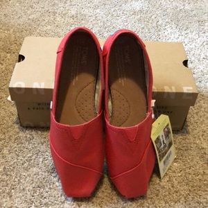NWT Toms 7.5 Classic Coral Canvas